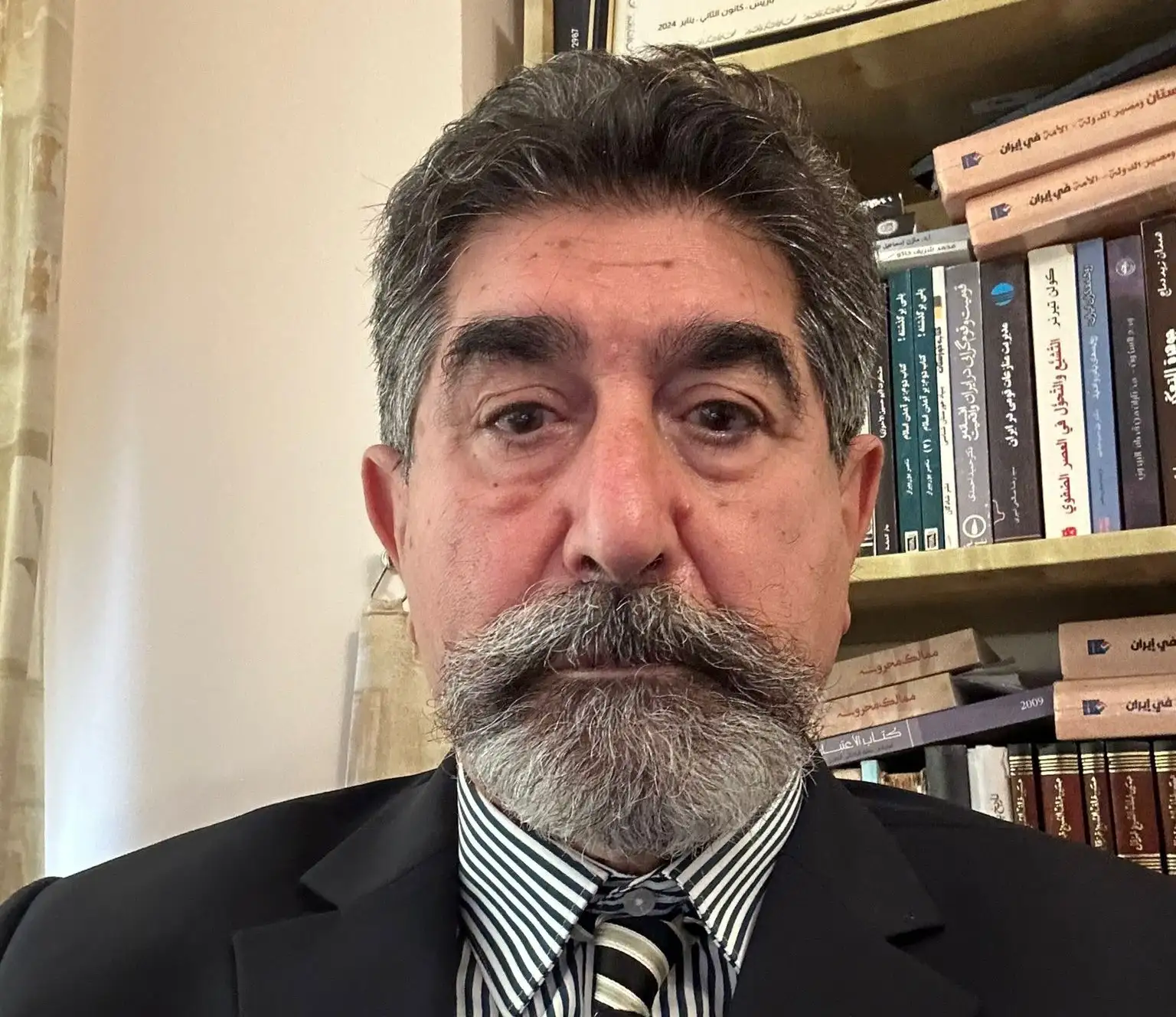 هل يكتب الريال المنهار الفصل الأخير من عمر النظام الإيراني؟